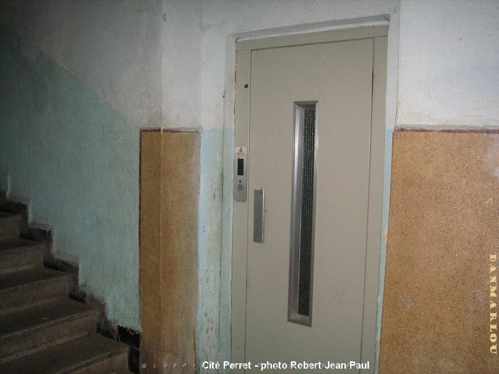 ORAN CITE PERRET 3 PALIER, ASCENSEUR DROIT.jpg